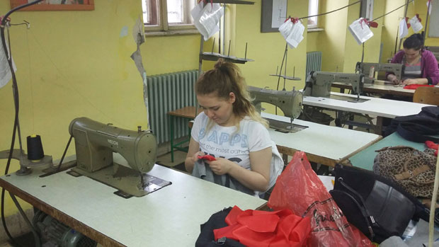 Из клупа у фабричке хале